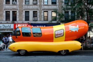 oscar-mayer-is-hiring-‘hotdoggers’-to-drive-its-wienermobile.-but-the-salary-could-repel-even-the-most-hot-dog-obsessed-applicants