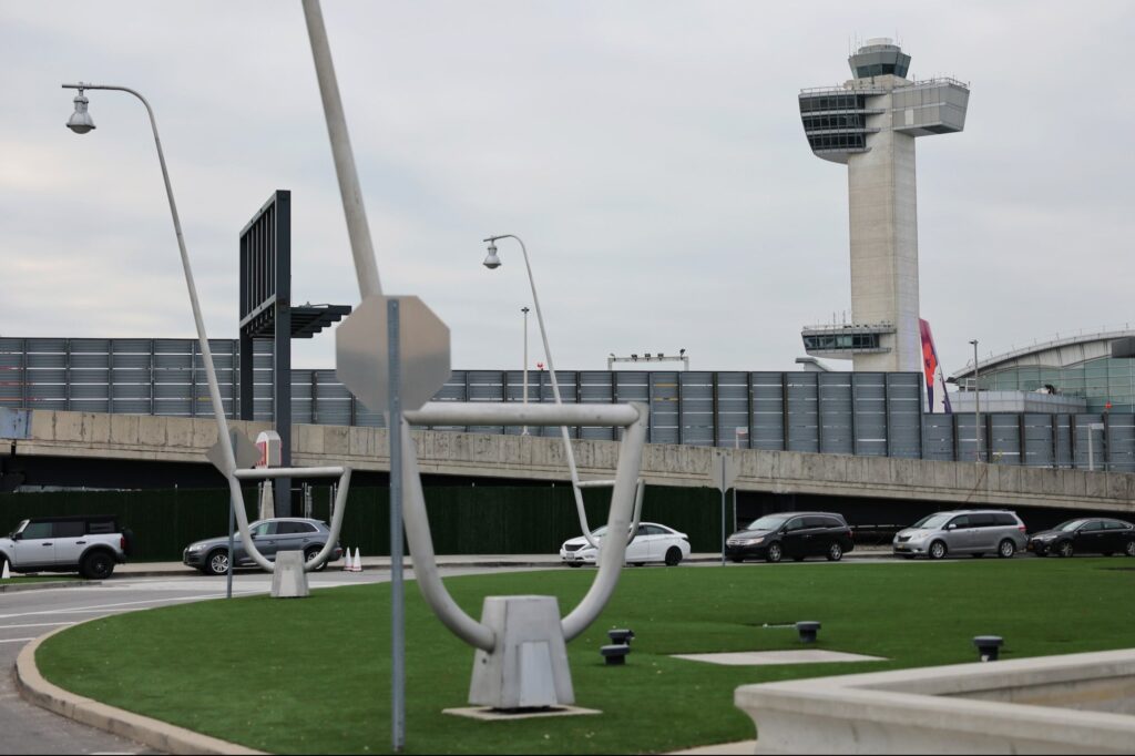 ‘this-is-just-pathetic’:-jfk-shuts-down-major-international-terminal-following-power-outage-caused-by-electrical-fire