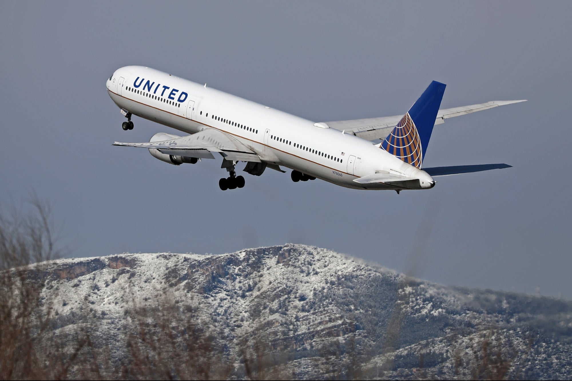 Man Charged Over Stabbing and Attempted Door Opening on United Airlines Flight