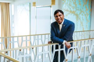 “you-need-to-be-a-non-expert”:-why-billionaire-naveen-jain-believes-outsiders-make-the-best-entrepreneurs