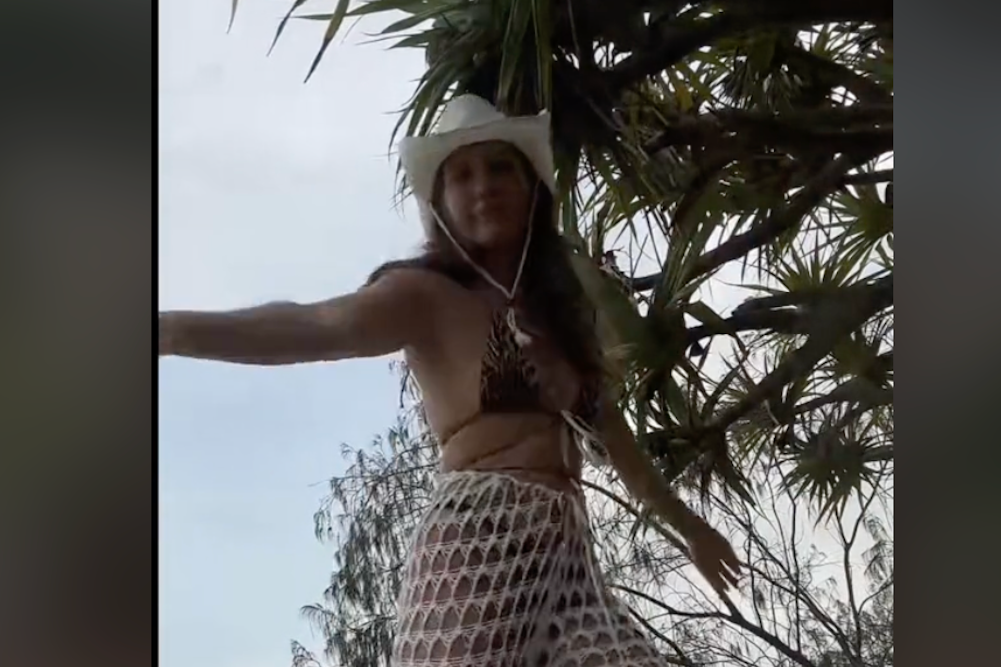 ‘Cover Yourself’: Model Slams Beach Bar Staff for ‘Dress Code’
