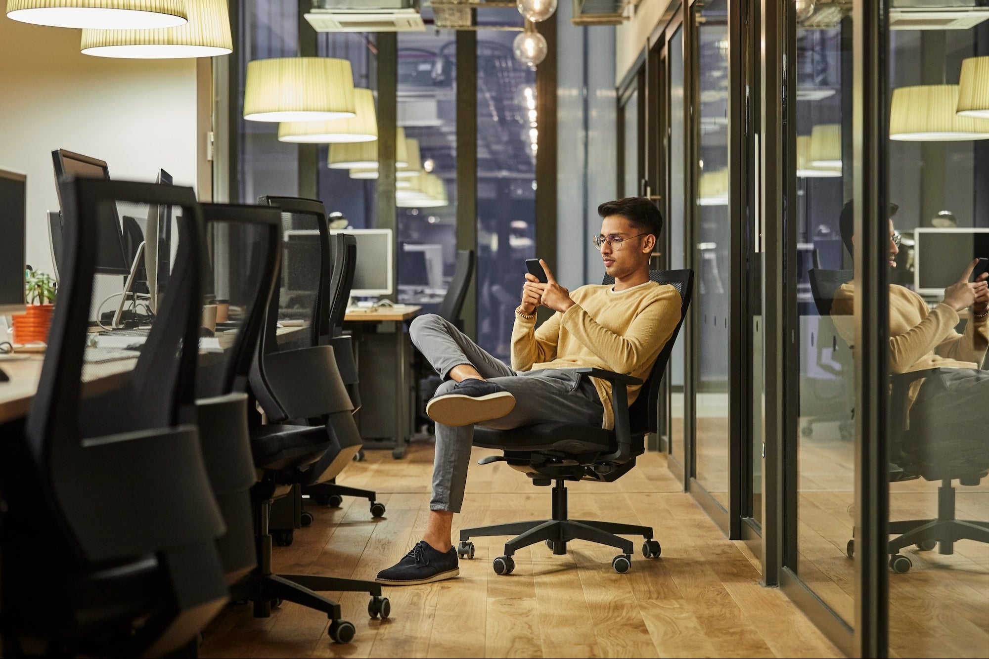 Considering A Hybrid Work Schedule? Here Are The Pros and Cons Of Each Model