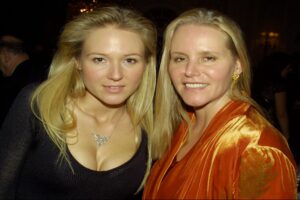 singer-jewel-says-her-mom-allegedly-stole-$100-million-from-her:-‘i-woke-up-and-realized-she-embezzled-all-of-my-money.’