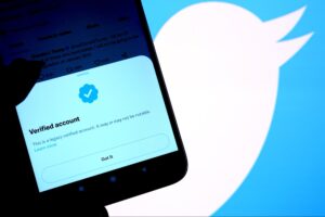 twitter-to-begin-removing-legacy-blue-checkmarks-next-week:-the-end-of-an-era