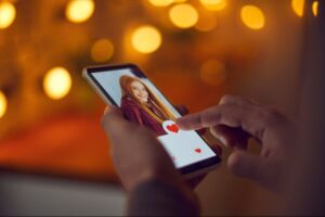 7-ways-dating-apps-are-lying-to-you