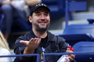 reddit-co-founder-alexis-ohanian-emotionally-receives-honorary-plaque-at-the-virginia-waffle-house-where-he-decided-to-start-his-company