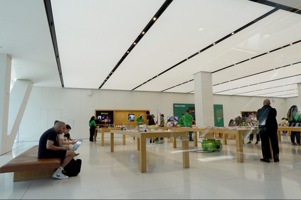 a-unionized-apple-store-wants-customers-to-start-leaving-tips-for-employees