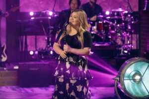 ‘toxicity-will-be-eradicated’:-kelly-clarkson-responds-to-bombshell-accusations-that-talk-show-environment-is-‘toxic’-and-‘traumatizing’