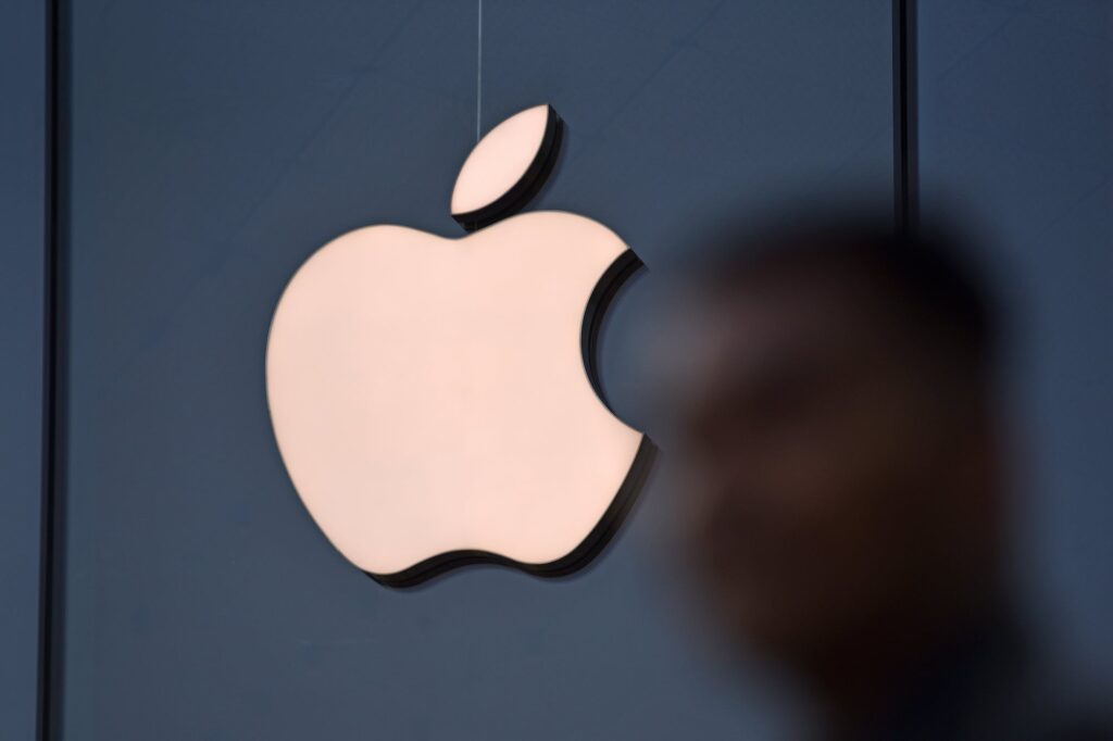 apple-is-headed-to-the-metaverse-as-soon-as-next-month,-according-to-a-new-filing