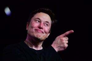 “piensa-cuidadosamente”:-musk-lanza-una-severa-advertencia-sobre-las-nuevas-contrataciones-de-los-empleados-de-tesla