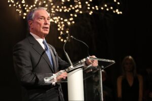 michael-bloomberg-dice-que-ser-despedido-provoco-el-nacimiento-de-su-compania-de-mil-millones-de-dolares:-“los-contratiempos-son-solo-reveses-si-se-los-permites”