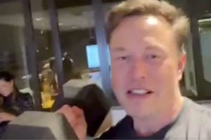 elon-musk-randomly-goes-live-in-the-middle-of-the-night-to-post-video-of-him-lifting-weights