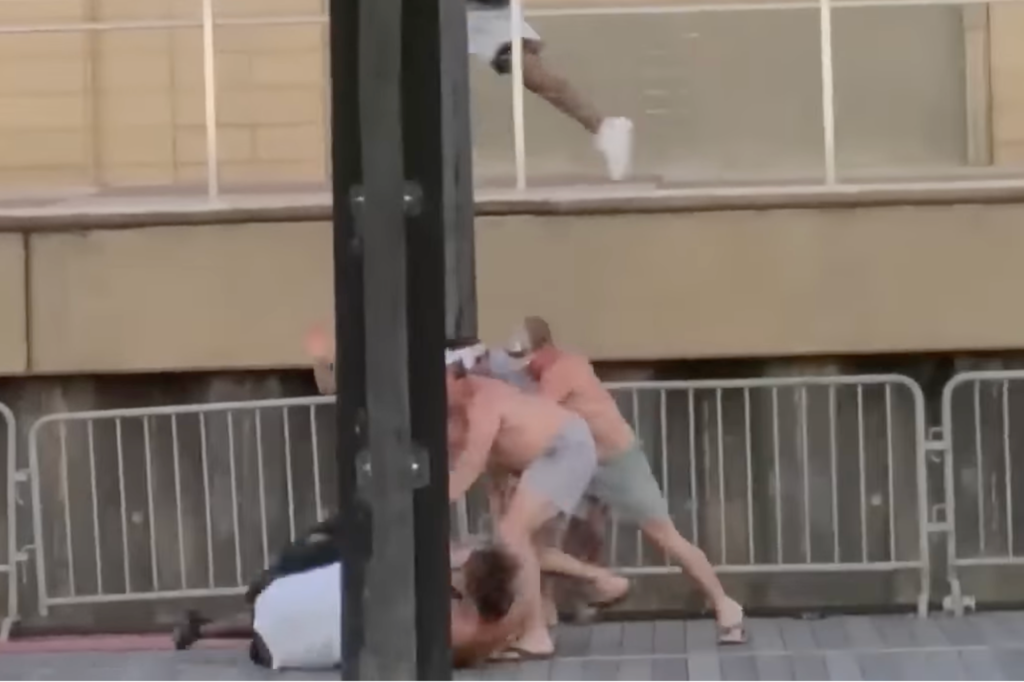 watch:-massive-brawl-erupts-on-alabama-riverfront-after-cruise-ship-can’t-dock-in-spot