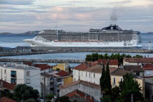 video:-couple-frantically-tries-to-wave-down-cruise-ship-before-being-stranded-at-dock