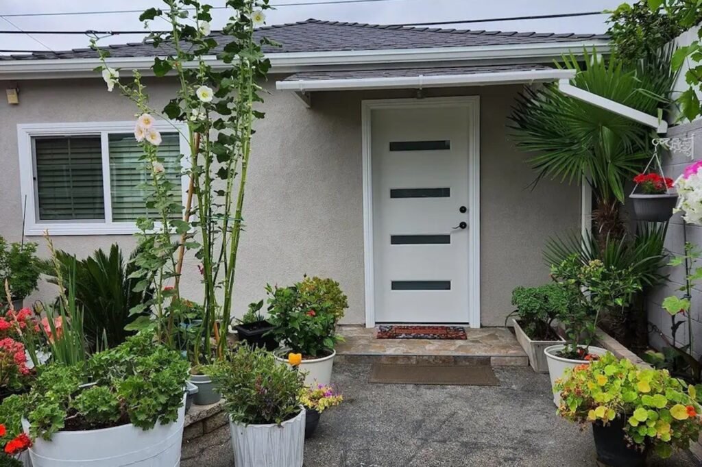 a-california-homeowner-fixed-up-her-converted-garage-and-rents-it-on-airbnb-it-now-pays-for-her-mortgage.