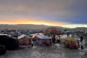 video:-over-70,000-people-trapped-at-burning-man-amid-flooding,-leading-to-disastrous-‘mass-exodus’