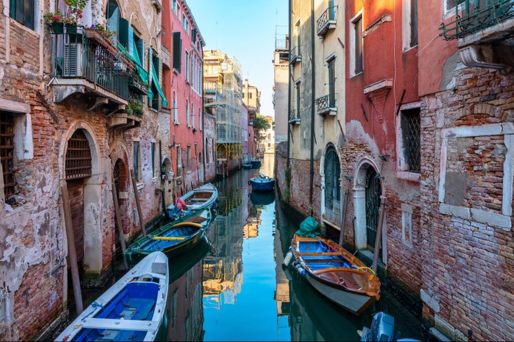 ‘day-trippers’-will-have-to-pay-a-fee-to-visit-venice,-italy-starting-spring-2024-here’s-what-you-need-to-know.