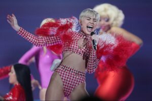 ‘i-paid-for-it-all’:-miley-cyrus-reveals-she-‘didn’t-make-a-dime’-on-‘bangerz’-tour