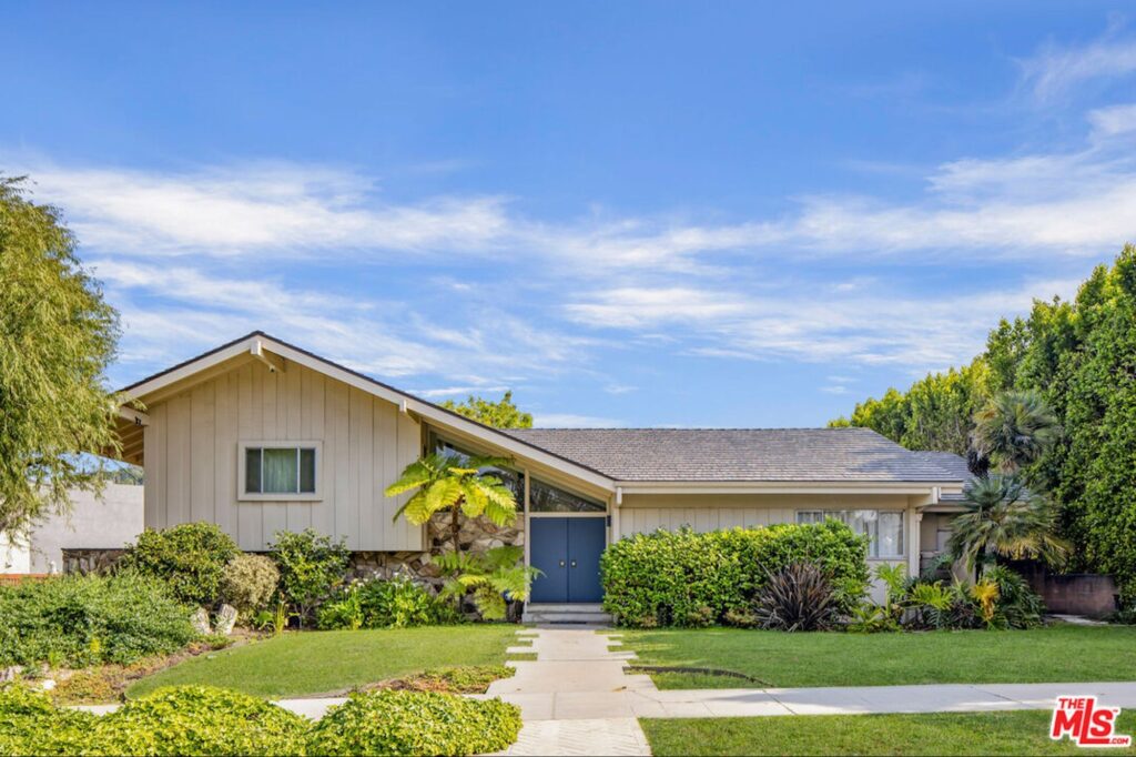 ‘worst-investment-ever’:-the-‘brady-bunch-house’-sells-to-real-estate-enthusiast-for-$3.2-million