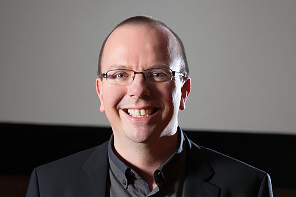 from-film-fan-to-movie-mogul:-the-ceo-of-imdb-shares-his-journey-founding-world’s-largest-online-movie-database