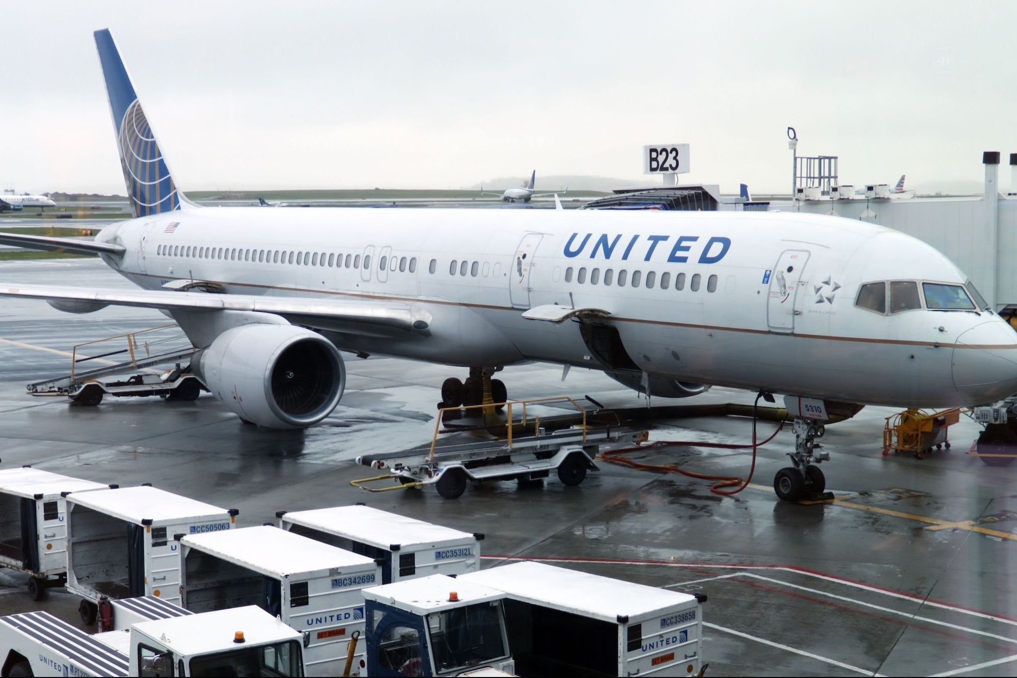 ‘We Saw the Tarmac and Land Rapidly Disappear Under Us’: United Airlines Flight Forced to Abort Landing After Aircraft Was Blocking Runway