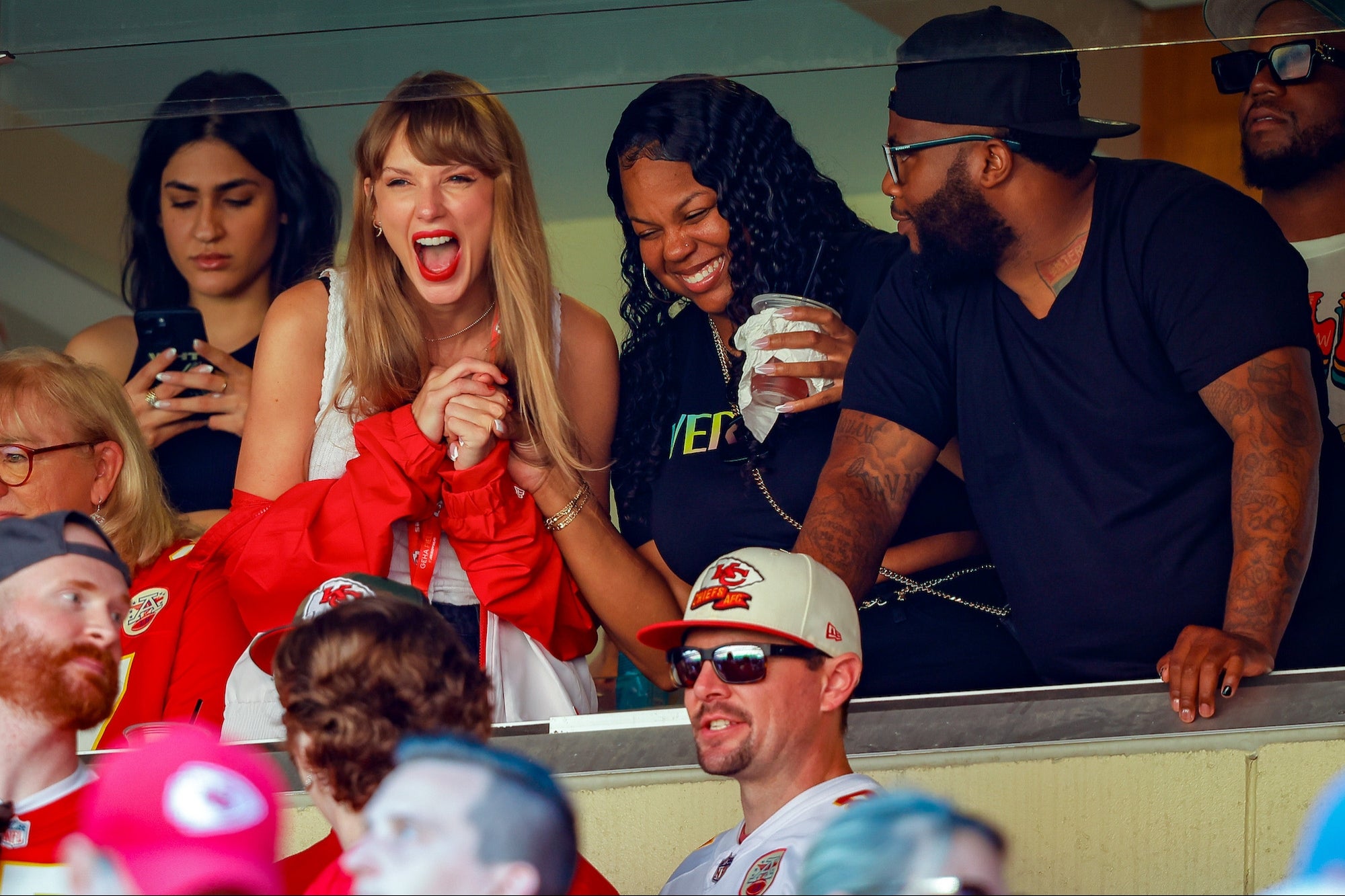 Taylor Swift Reportedly Pays All Restaurant-Goers’ Checks to Clear Out Restaurant For Her and NFL Star Travis Kelce