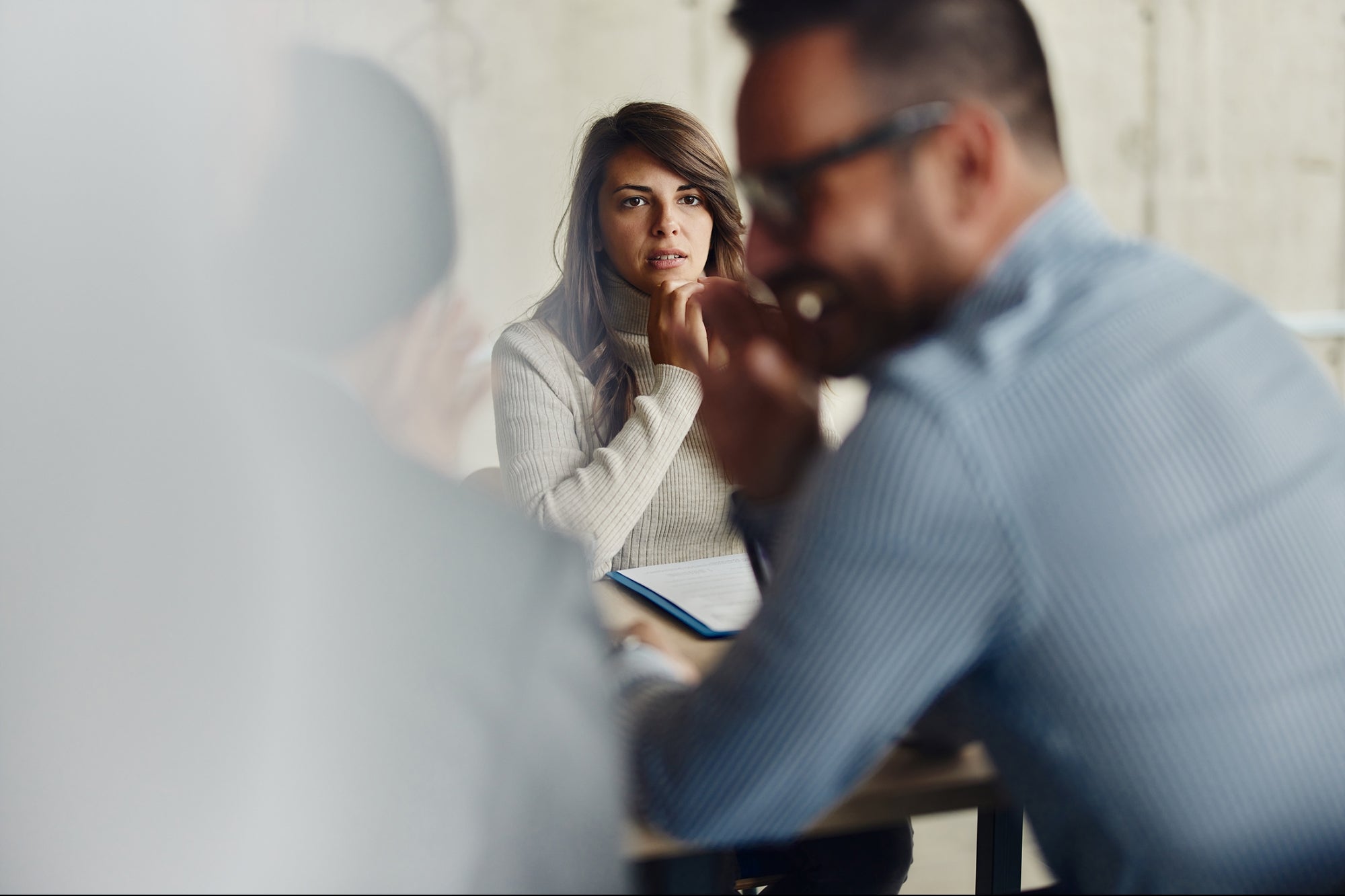 How to Tell if Someone Is Deceiving You — Body Language Tips from a Former Intelligence Operative