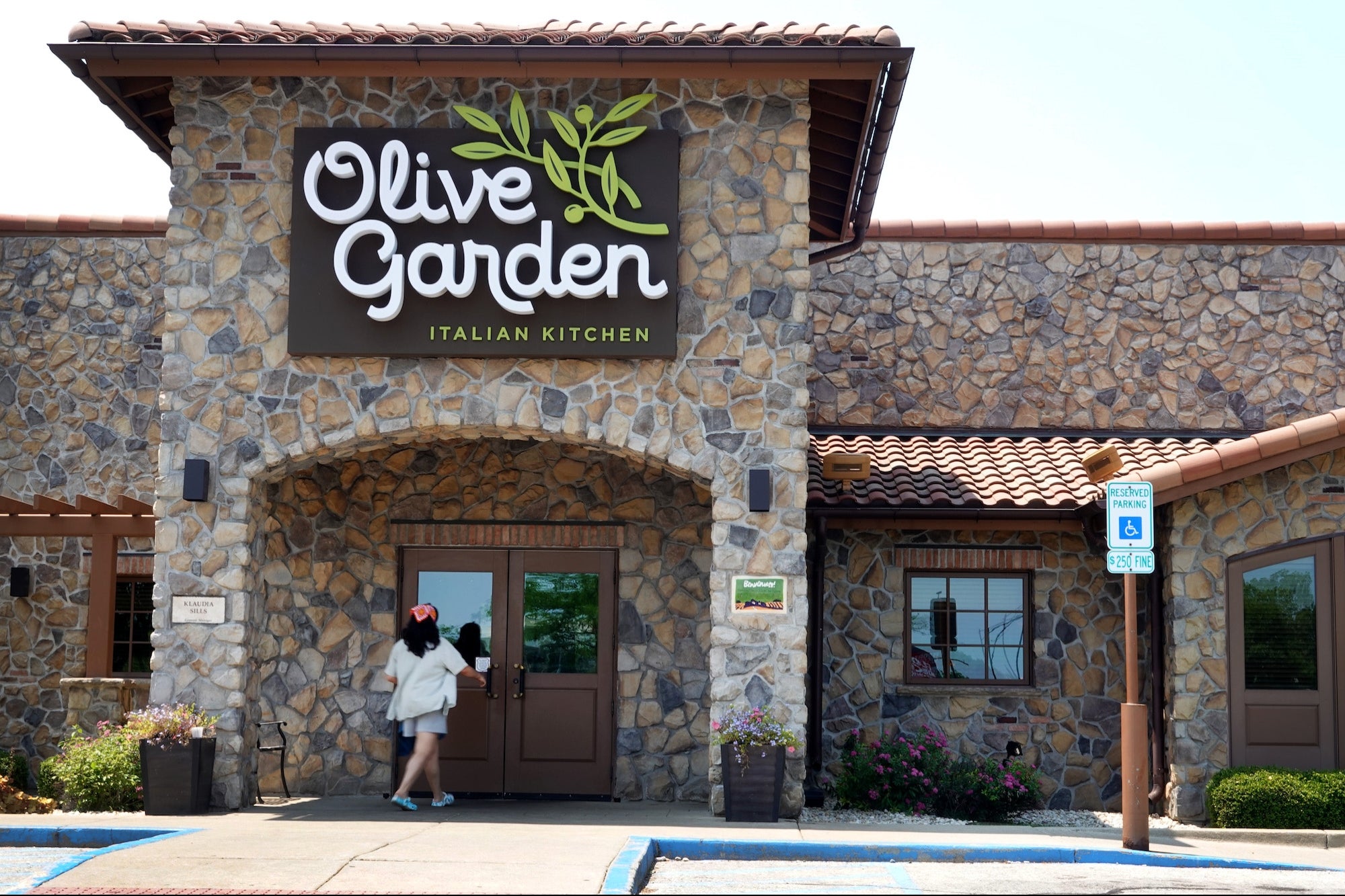 ‘Life-Changing’: TikTokers Discover You Can Purchase Virtually Anything From Olive Garden — Including Cheese Graters