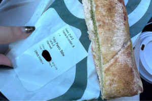 woman-asks-starbucks-barista-to-cut-sandwich-in-half,-goes-viral-for-hilarious-result:-‘perhaps-ask-for-a-plastic-knife’