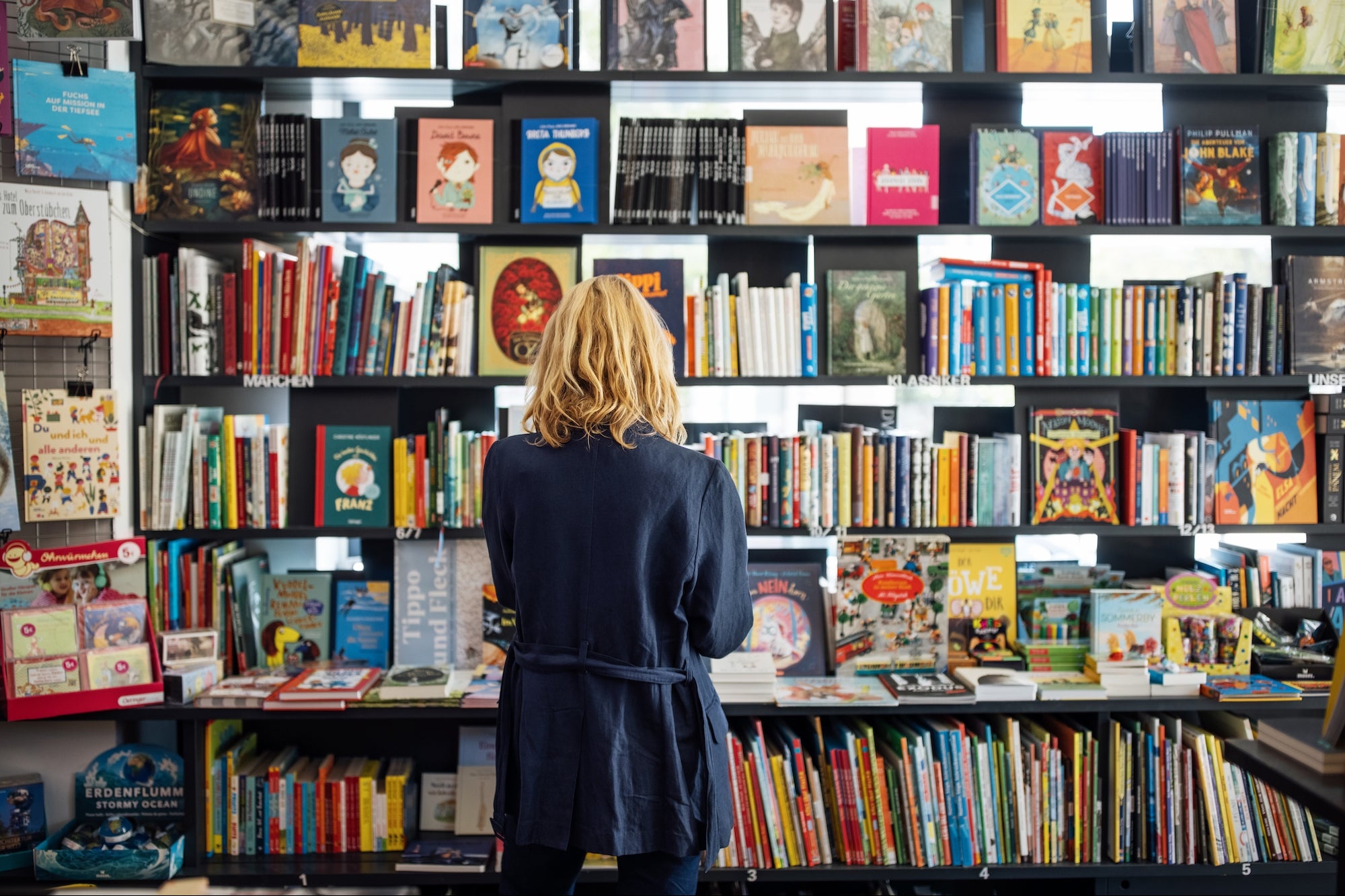 Indie Bookstore Goes Viral After Hundreds of Customers Line Up to Help Move Its Inventory to a New Location — One Book at a Time: ‘Book Brigade’